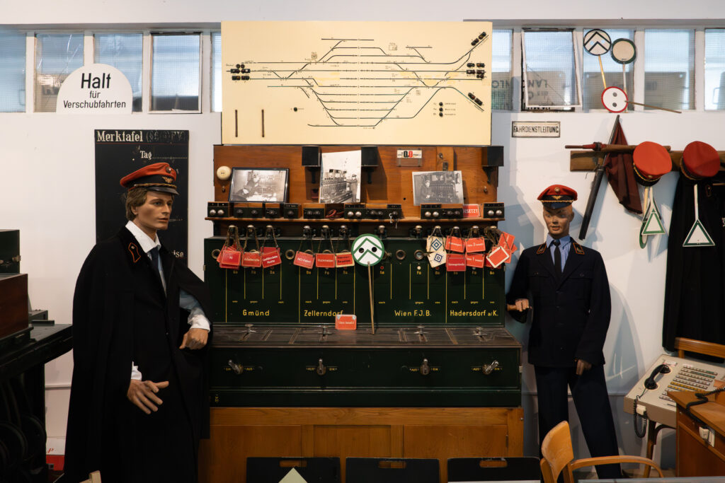 Stellwerk noch mit allen Gleisen und Bahnlinien