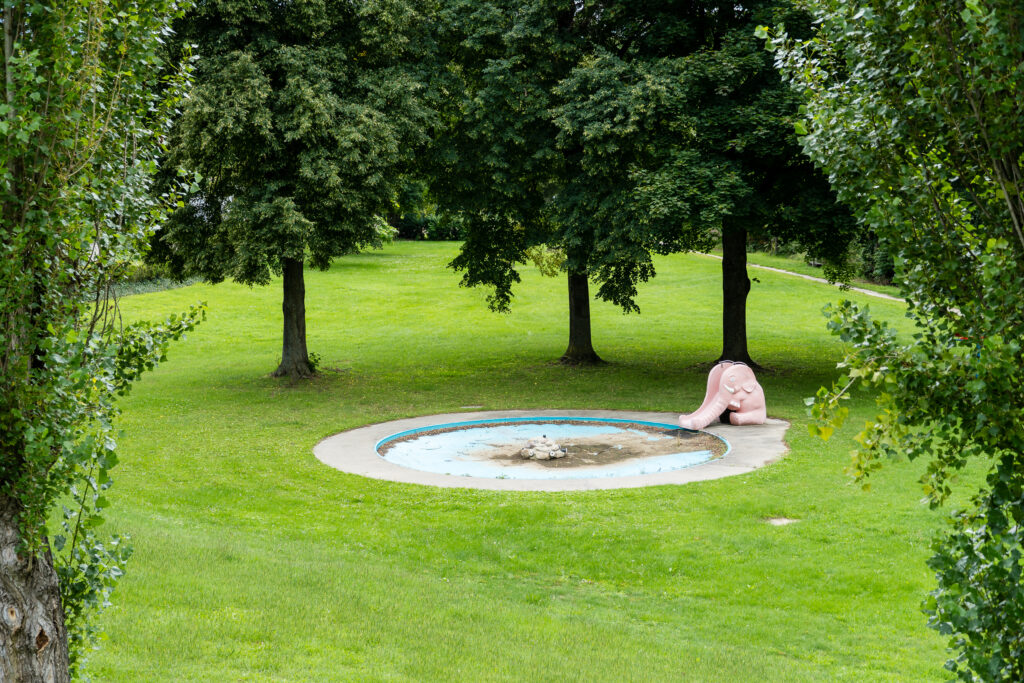 Ein trauriger Elefant im verlassenen und verfallenden Freibad