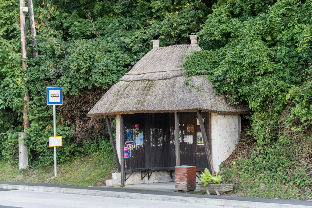 Buswartehaus am Schilfgürtel - stilecht