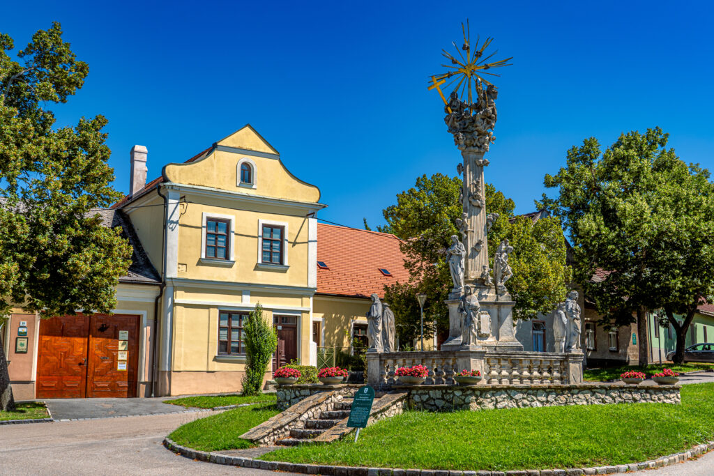 Pestsäule, weil der Ort 1712/13 von der Pest verschont blieb