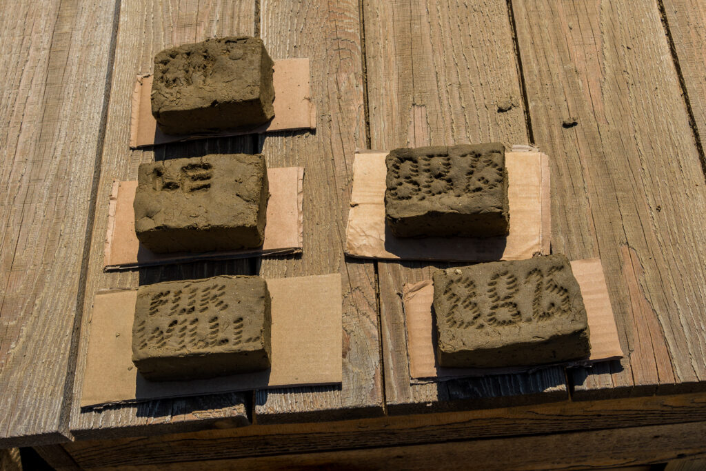 Wir haben selber Lehmziegel gemacht