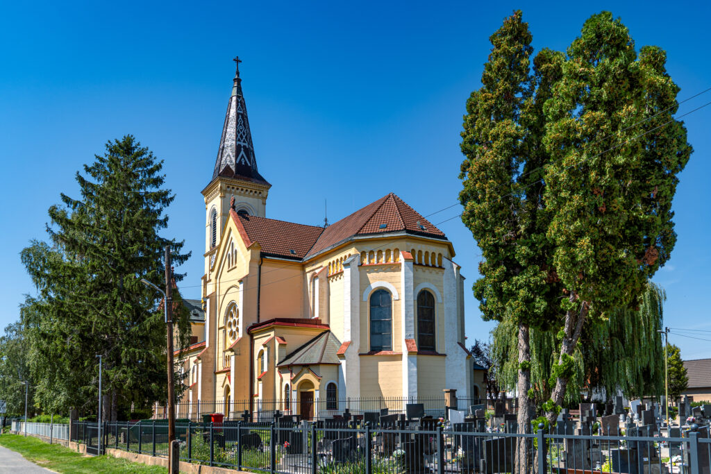Kirche - mit Friedhofshitzeinsel