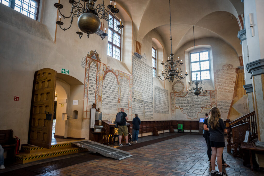 Die Wände mit Gebeten verziert