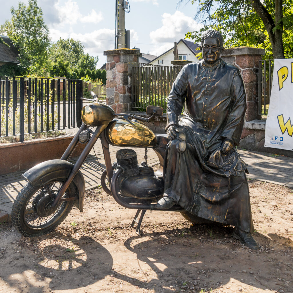 Der Pfarrer fährt Motorrad