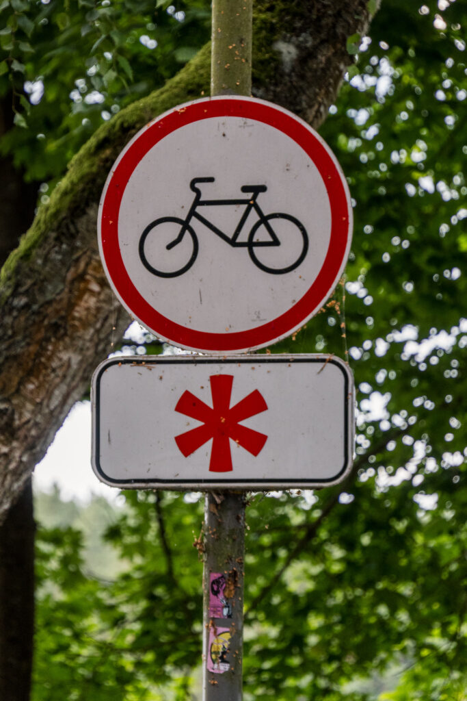 Radfahrverbot mit Fußnote