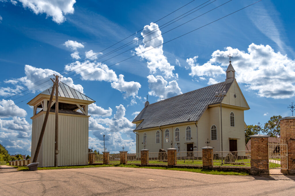 Holzkirche mit extra Holzkirchturm