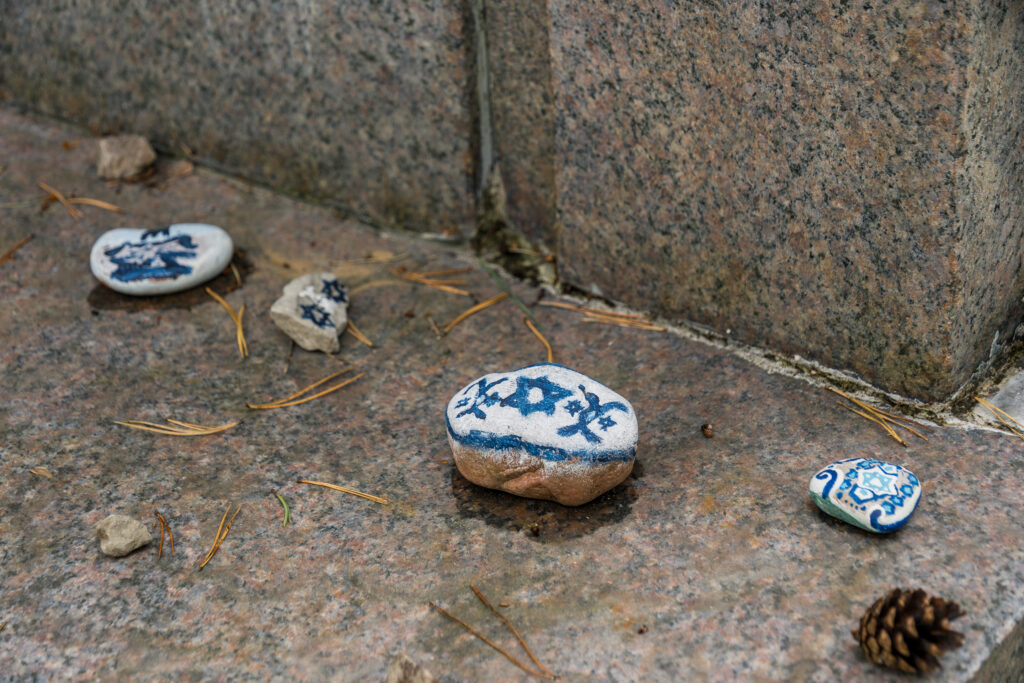 Bemalte Gedenksteine