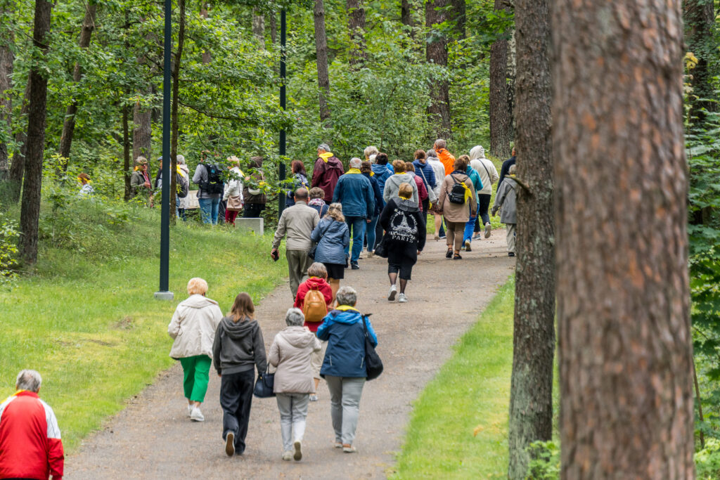 Dazwischen ein ganzer Bus Besucher*innen auf Kürzest-Besuch
