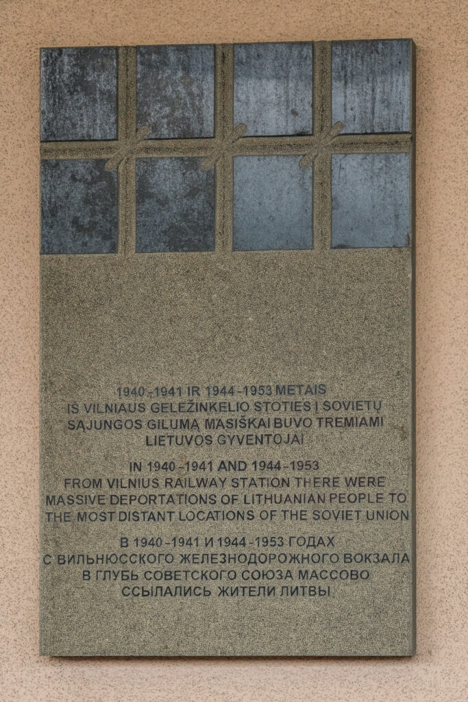 Gedenktafel am Bahnhof