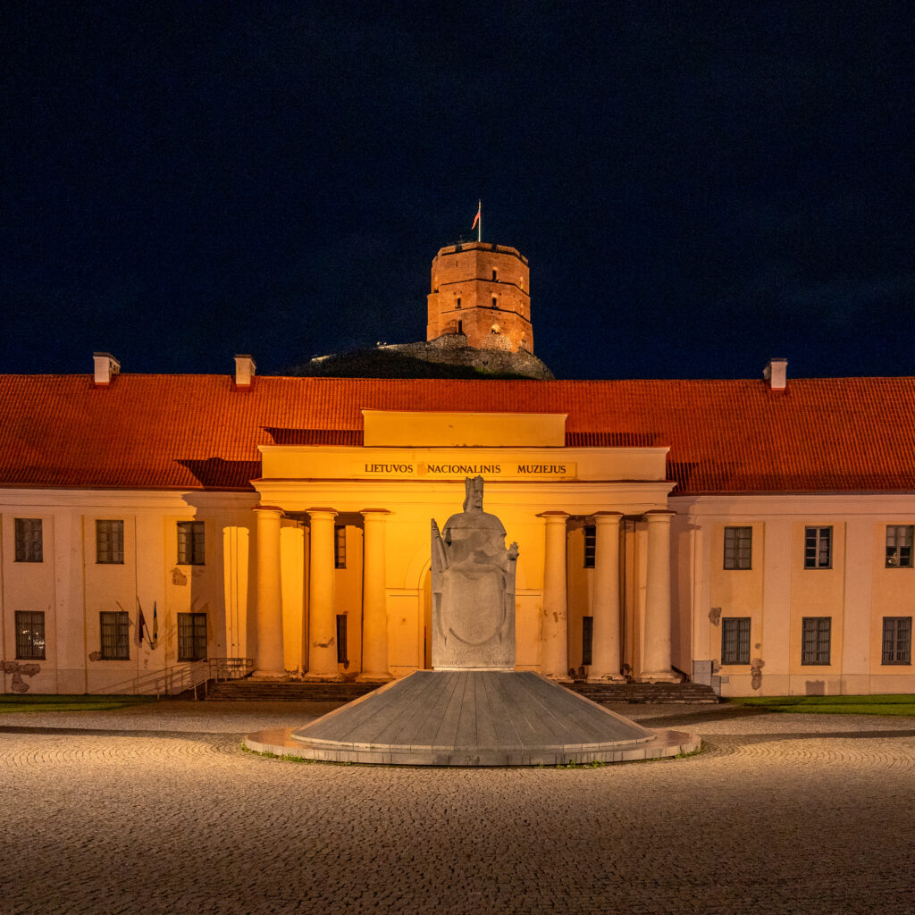 Der König vor Burg und Museum
