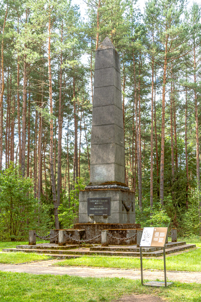 der nichtssagende Obelisk aus stalinistischer Zeit