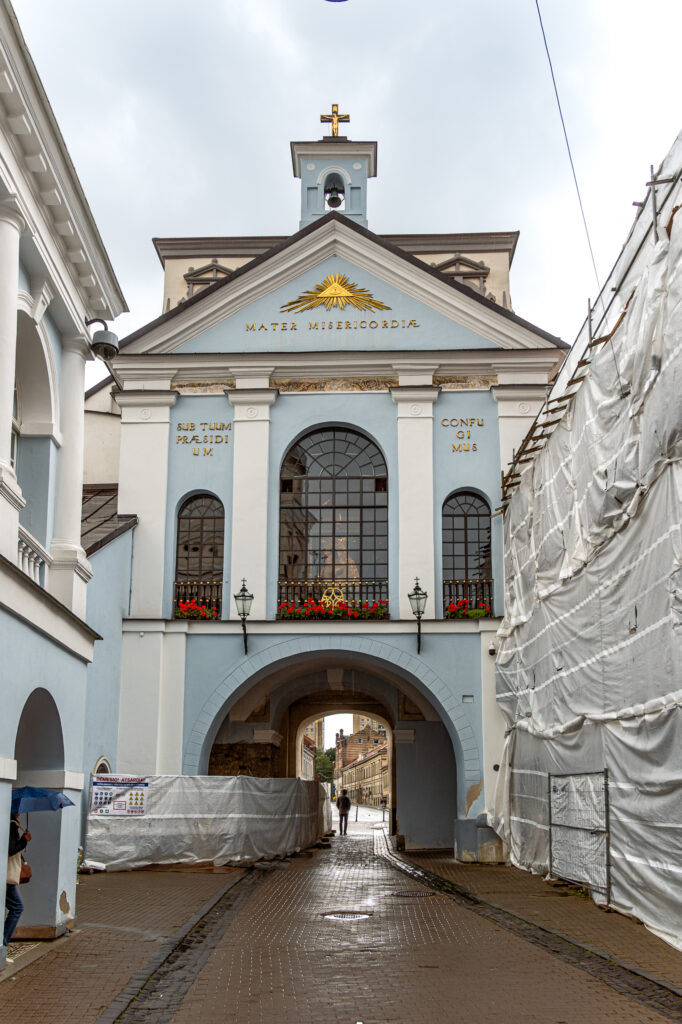 von der Rückseite: Oben eine wichtige Marien-Kapelle