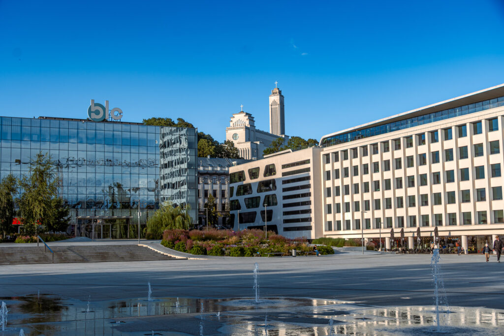 Da oben versteckt sich noch eine riesige Kirche