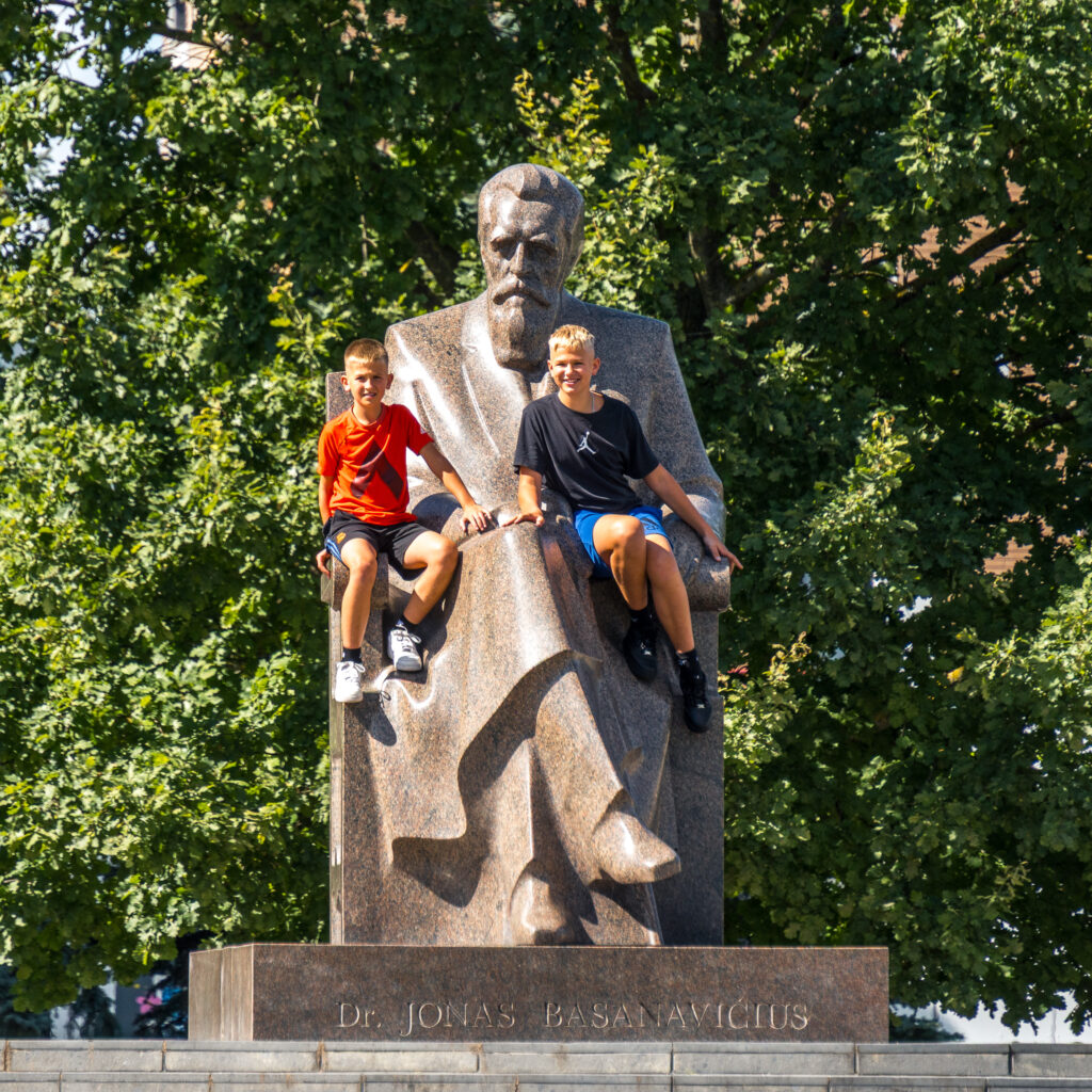 Am Schoß von Jonas Basanavičius (den hatten wir schon mal)