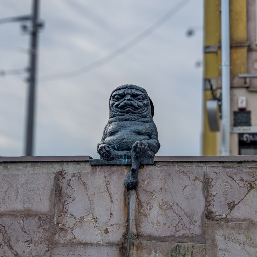 Ein kleiner Mauerhocker