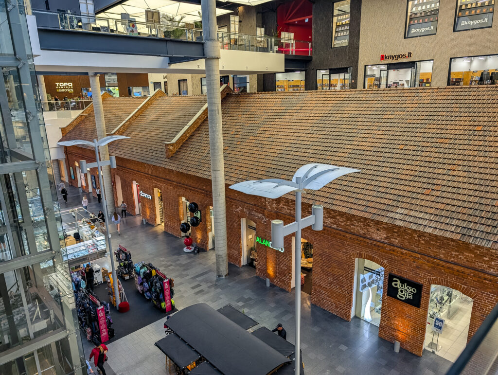 Das Einkaufszentrum hat man um ein Haus herum gebaut