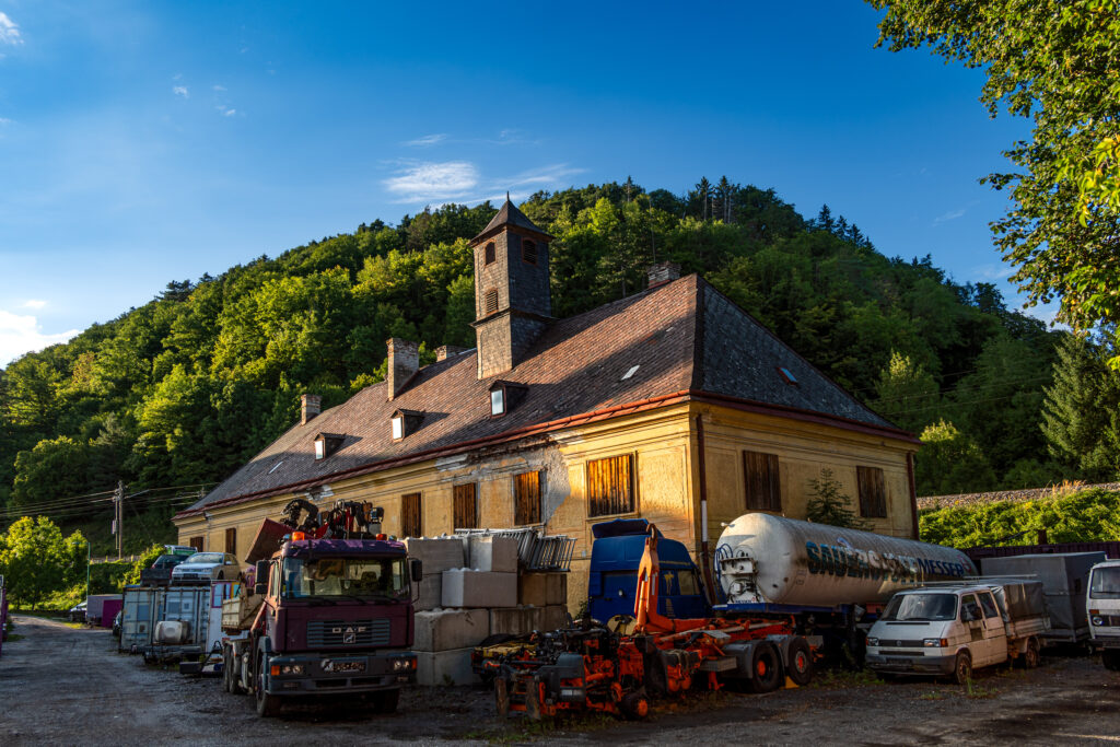 Das Kanzleigebäude - vernagelt und dem Verfall preis gegeben