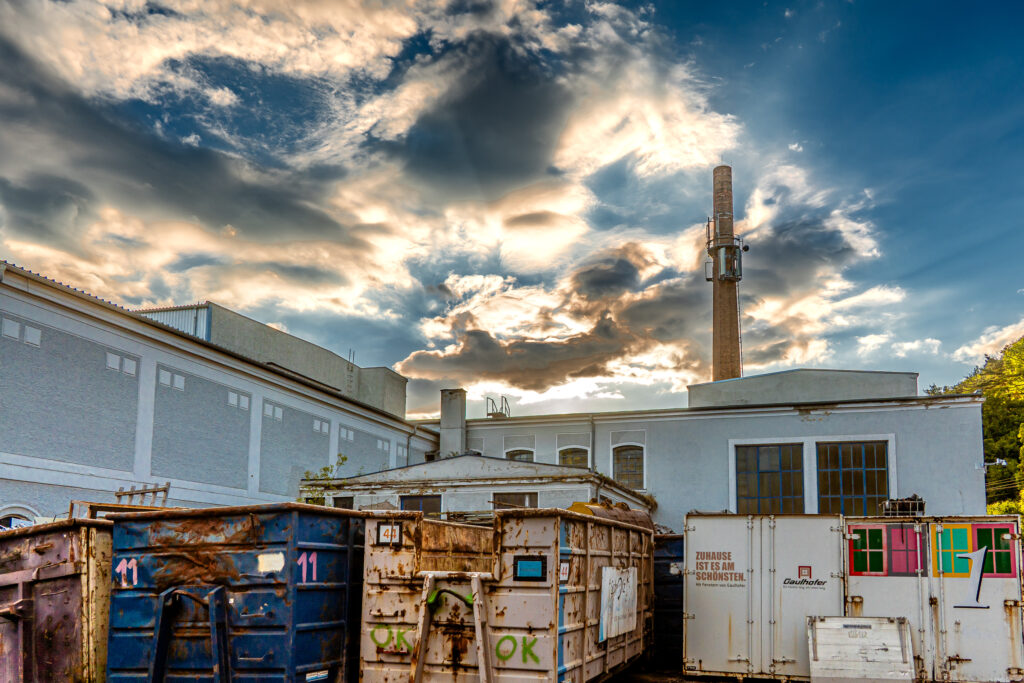 Auch von der ehemaligen Papierfabrik sieht man vor lauter Containern nicht viel
