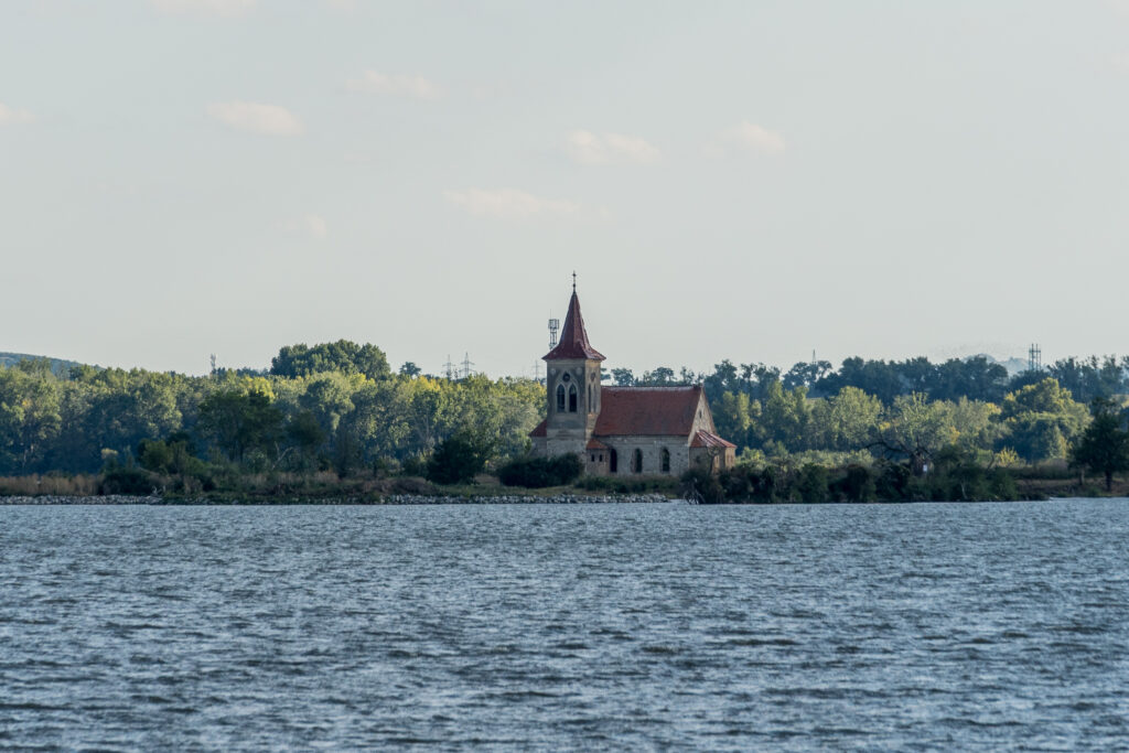 Das Dorf ist versunken, die Kirche steht noch (auf einer kleinen Insel)