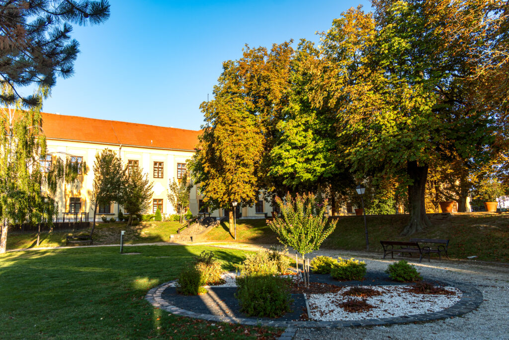 Hinter den Bäumen versteckt sich das Esterhazy-Schloss