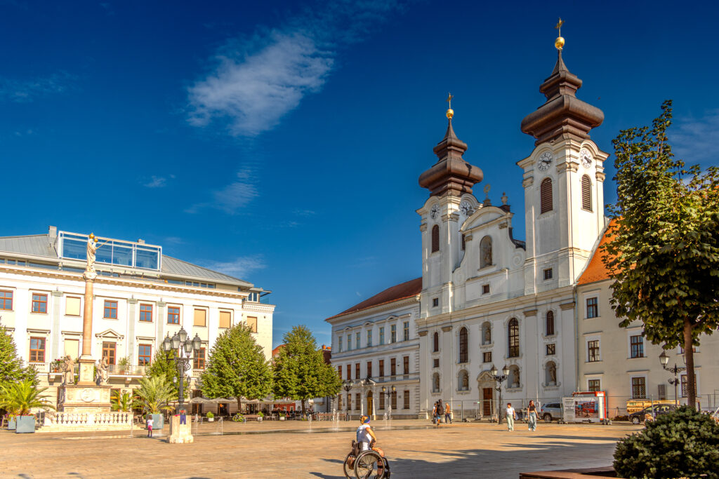 Seltener Anblick: Györ bei Sonnenlicht