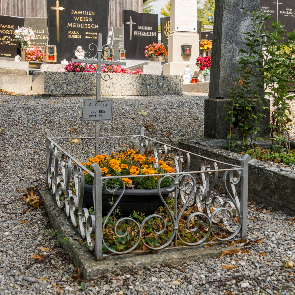 Aloisia bekommt auch nach 90 Jahren noch Blumen
