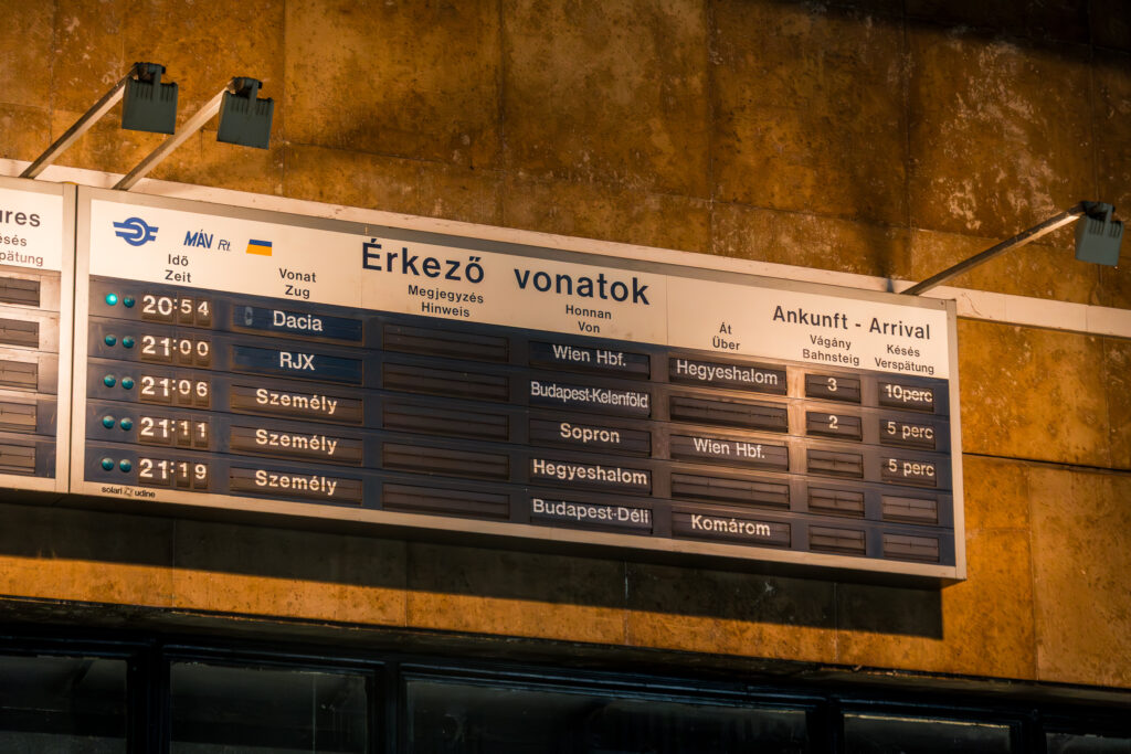 Regionalzug von Sopron über Wien Hbf nach Györ - ist der neu oder die Anzeige kaputt?