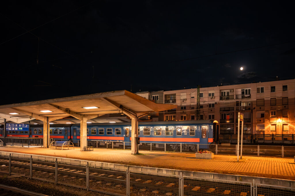 Mond über alten Zügen