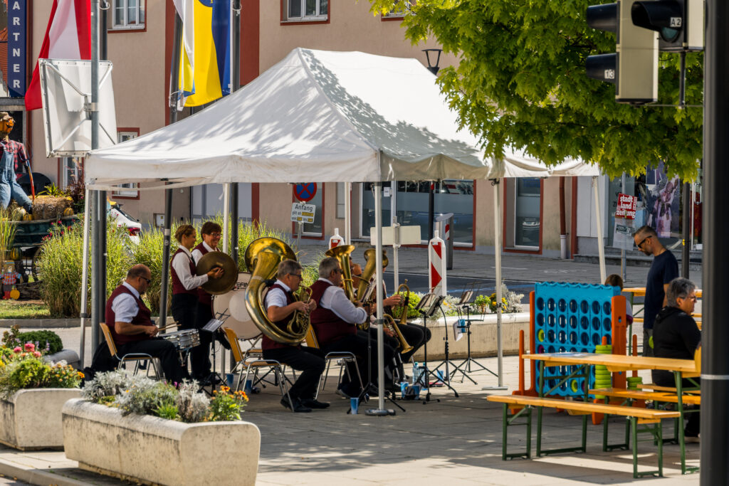 Ebreichsdorf begrüßt uns mit Musik