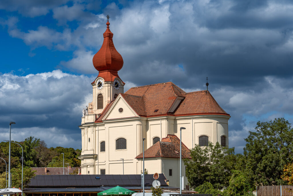 Die Kirche schaut irgendwie gestaucht aus