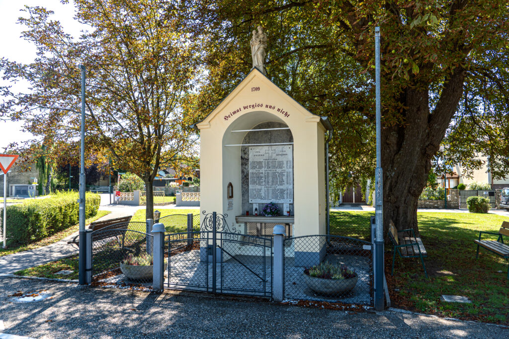 Arbesthal ist 1705 den Kuruzzen zum Opfer gefallen. Das Marterl wurde wohl beim Wiederaufbau errichtet.