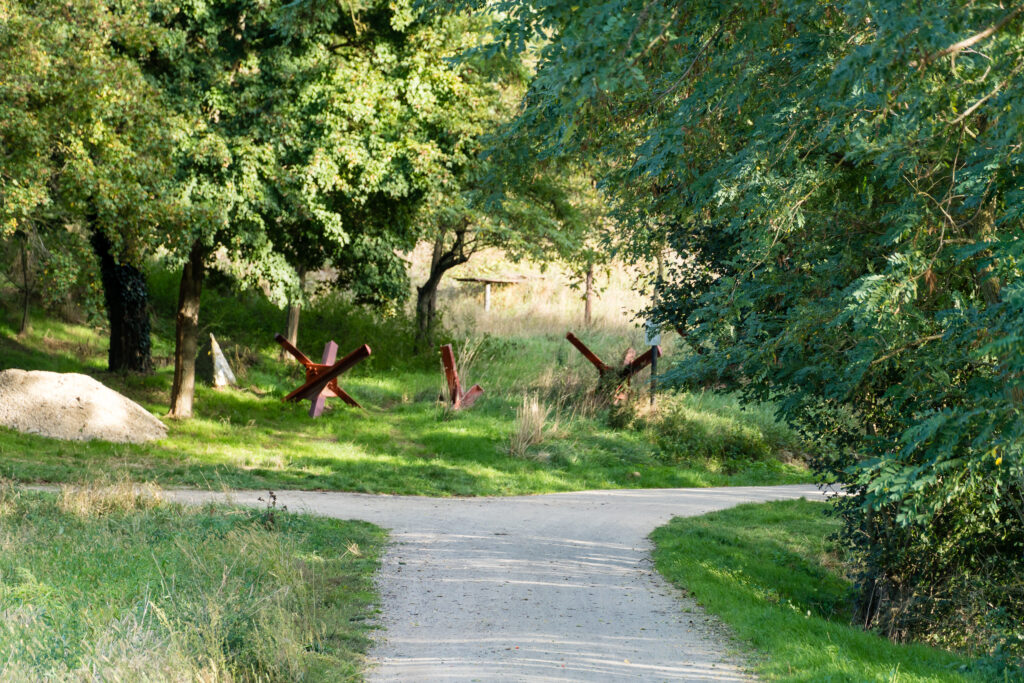 Auch Radwege werden mittlerweile mit Panzersperren gesichert