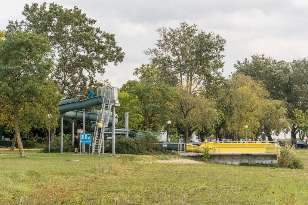 Die Rutsche ist aber immer noch auf dem Trockenen - den Kids ist es wurscht