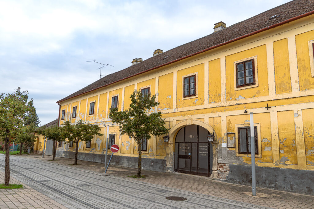 Auch in Ungarn stehen die Verkehrszeichen schief