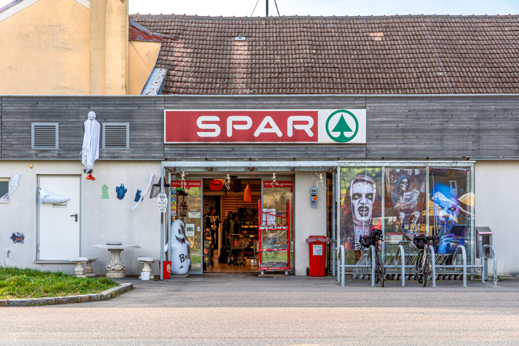 Bei dem Spar nimmt man Halloween ernst....