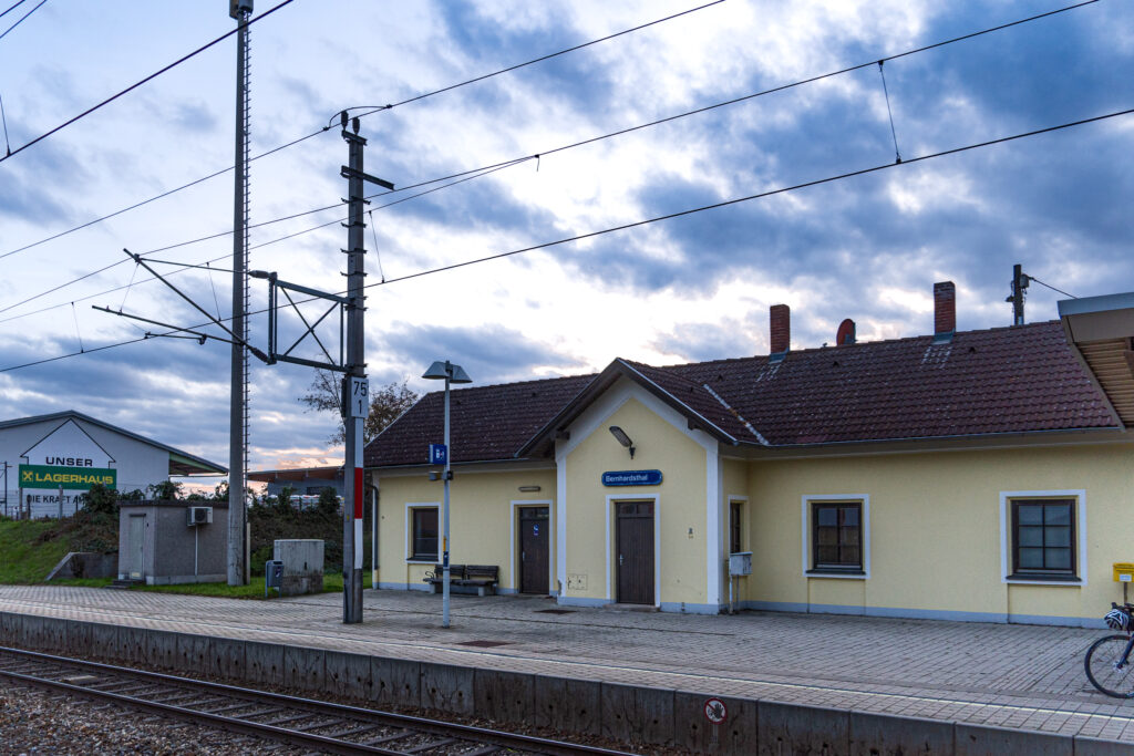 Der Bahnhof war mal am Ende der Welt - sieht immer noch so aus