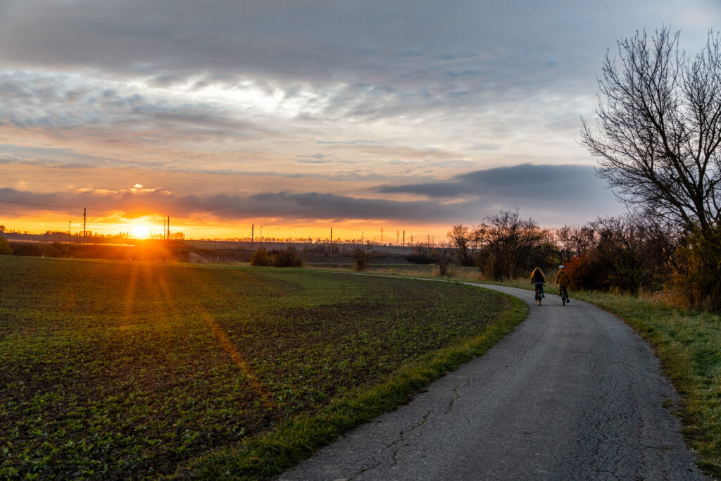 Sie radeln in den Sonnenuntergang