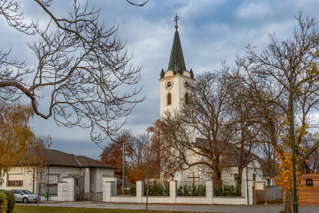 Im Sommer sieht man die Kirche vermutlich nicht so gut