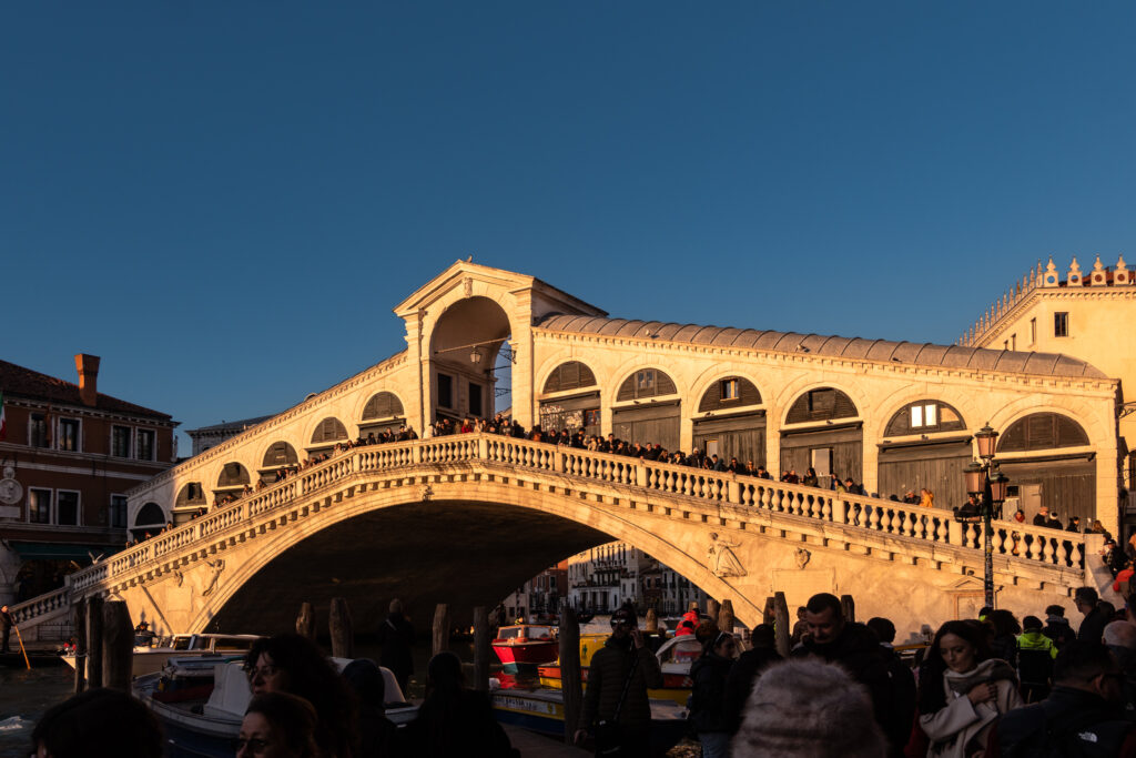 über diese Brücke muss jeder