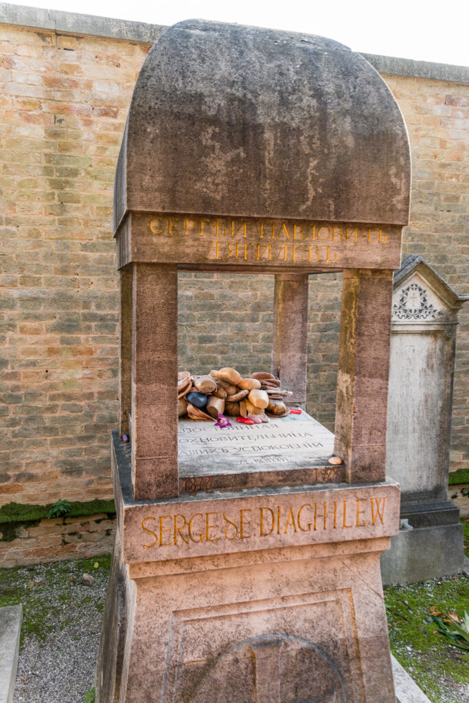 Bei Diaghilew hat man die Schuhe mit bestattet