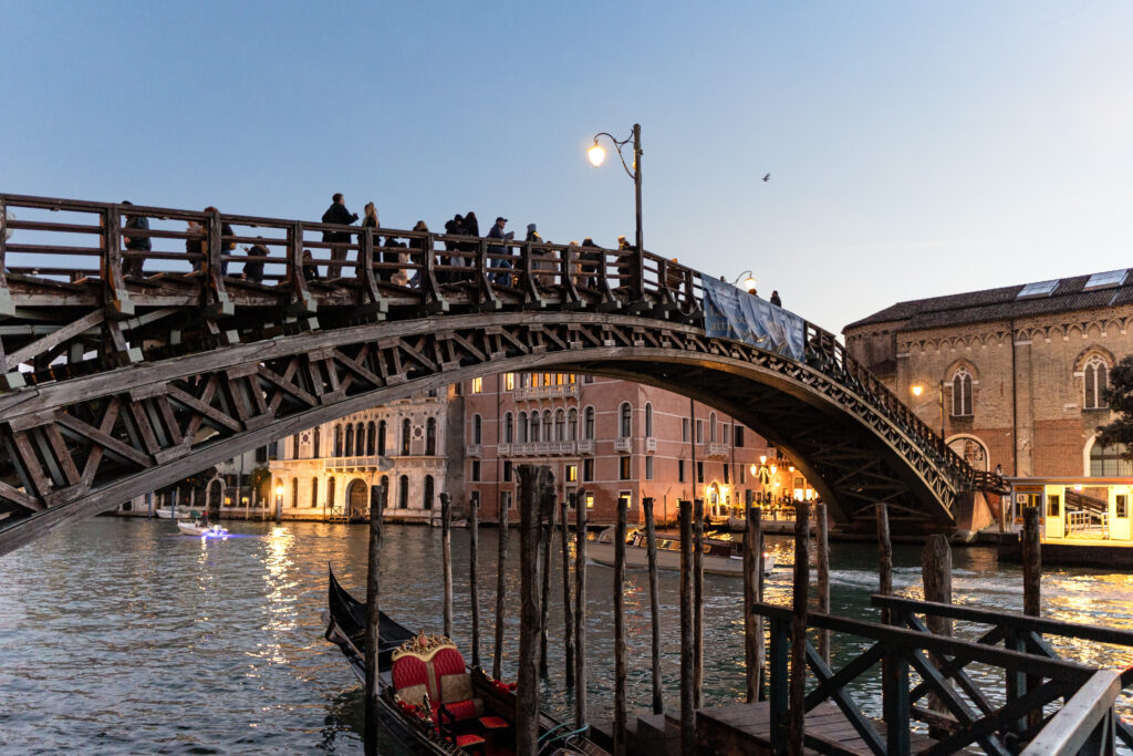 Auch eine Holzbrücke gibt es