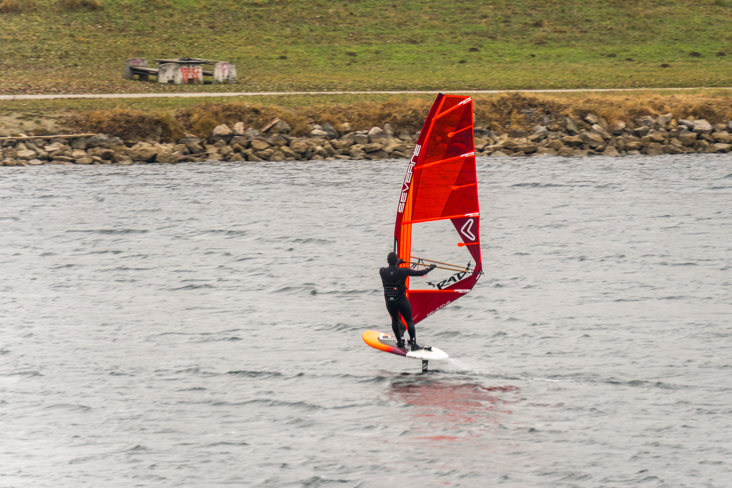 Bei dem Wind fliegen sie übers Wasser