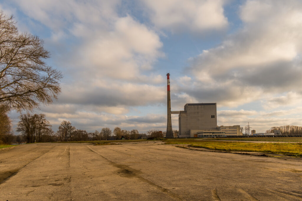 Heute macht Sonne und blauer Himmel sogar die Industrie-Ruine irgendwie hübsch