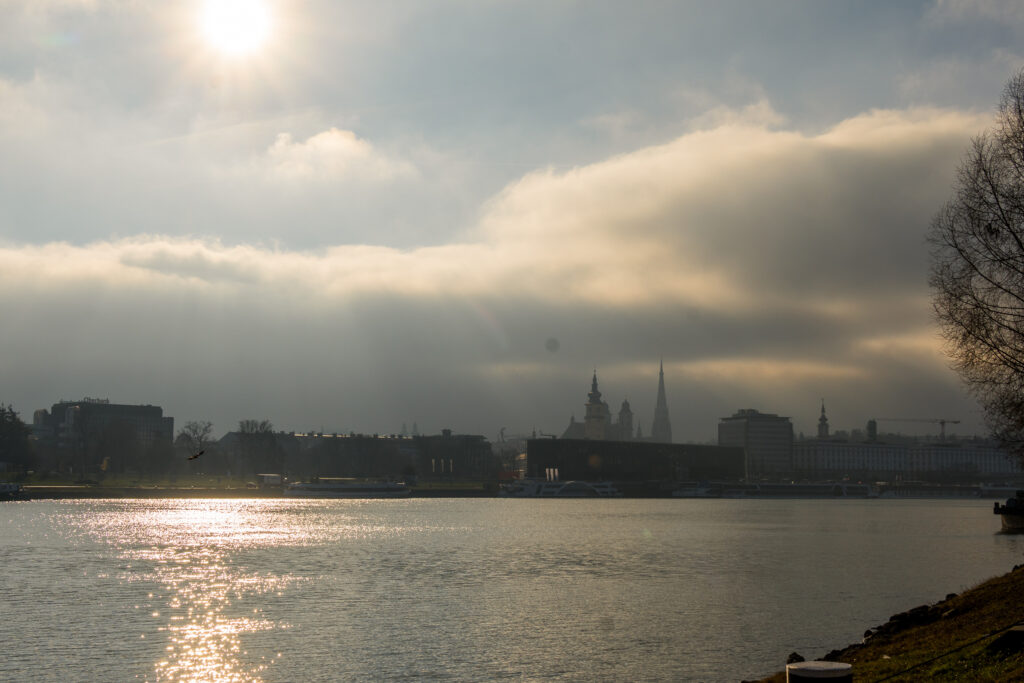 Wie es sich gehört: Linz im Nebel