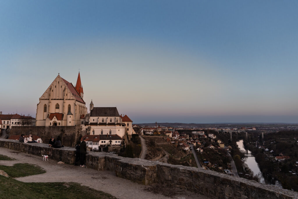Es wird wieder auf der Mauer gesessen