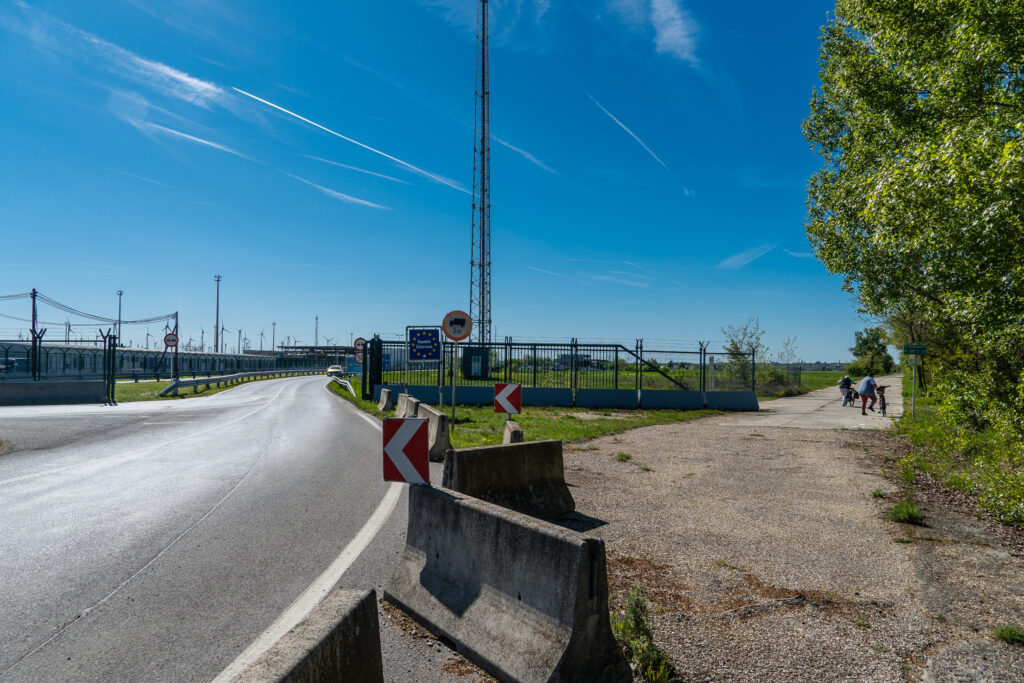 Dieser Grenzzaun nach Hanni Mikl-Leitner: Türl mit (kurzen) Seitenteilen