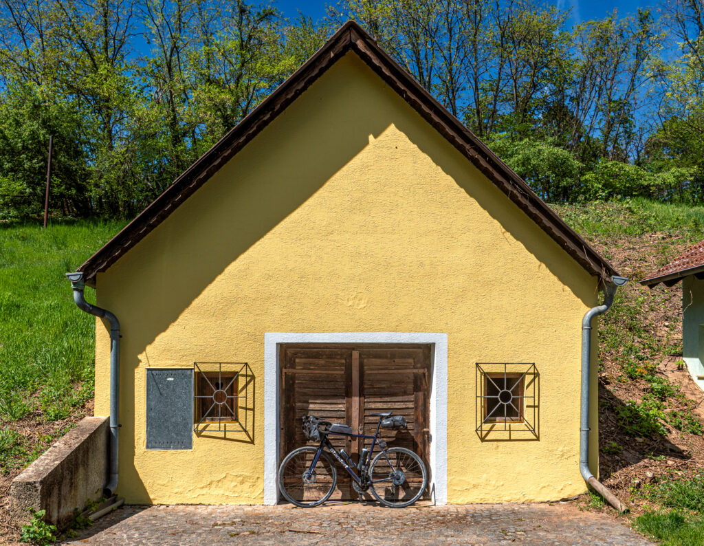 I see faces: Keller frisst Fahrrad
