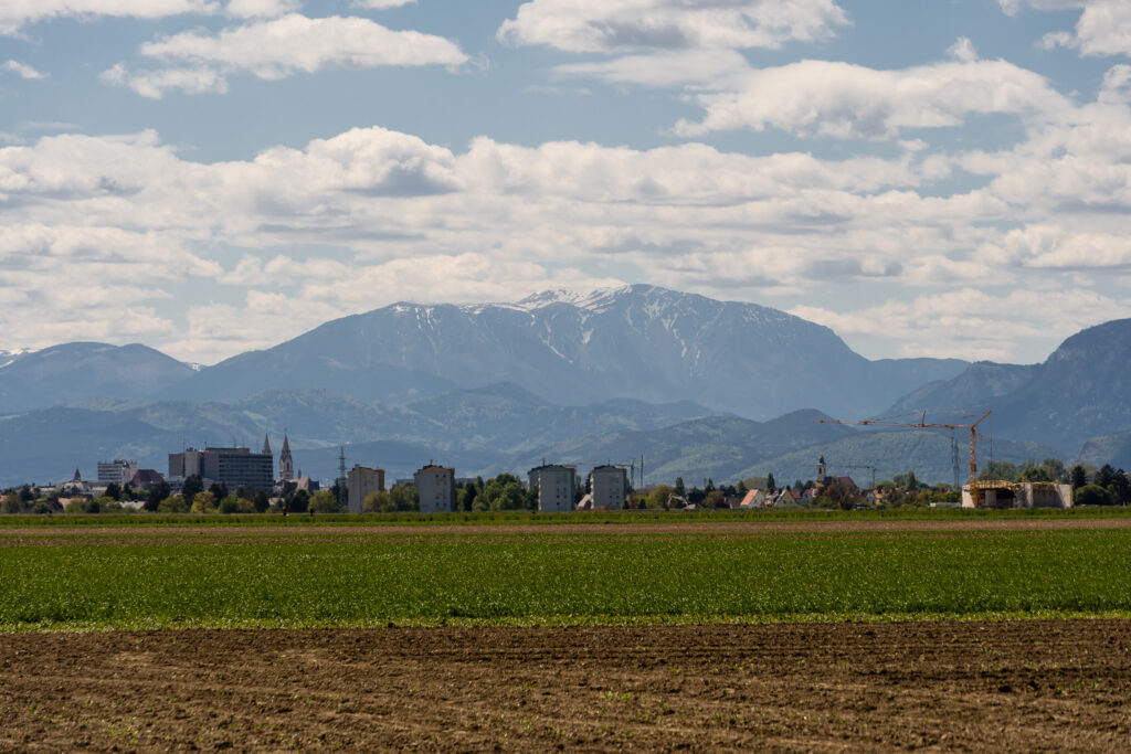 Oben Schnee, unten Grün