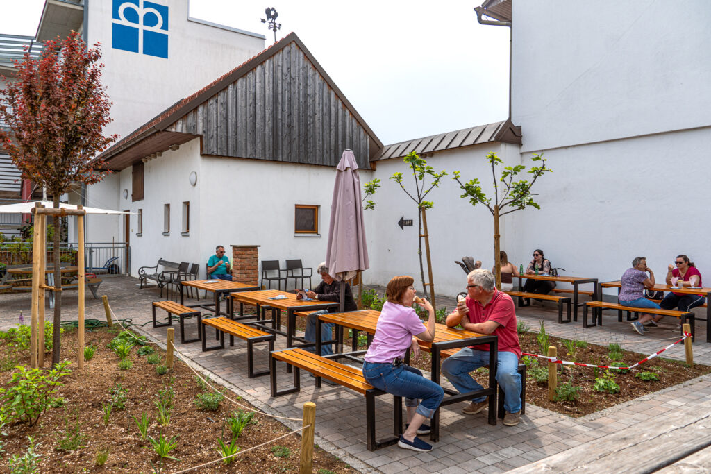 Im Gastgarten ist noch Platz