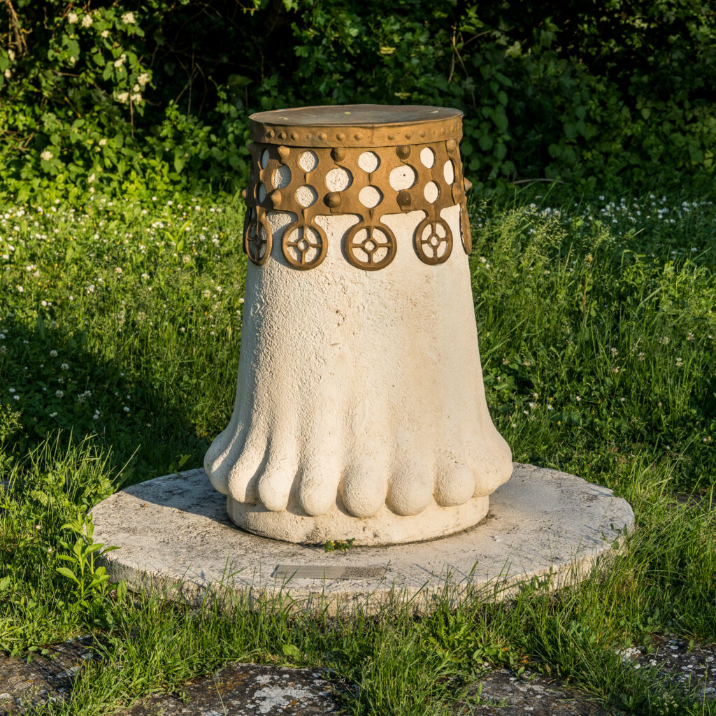 Ein brozezeitliches .... Eigentlich weiß niemand, was das ist. Schmuck? Altar? Kochgelegenheit?